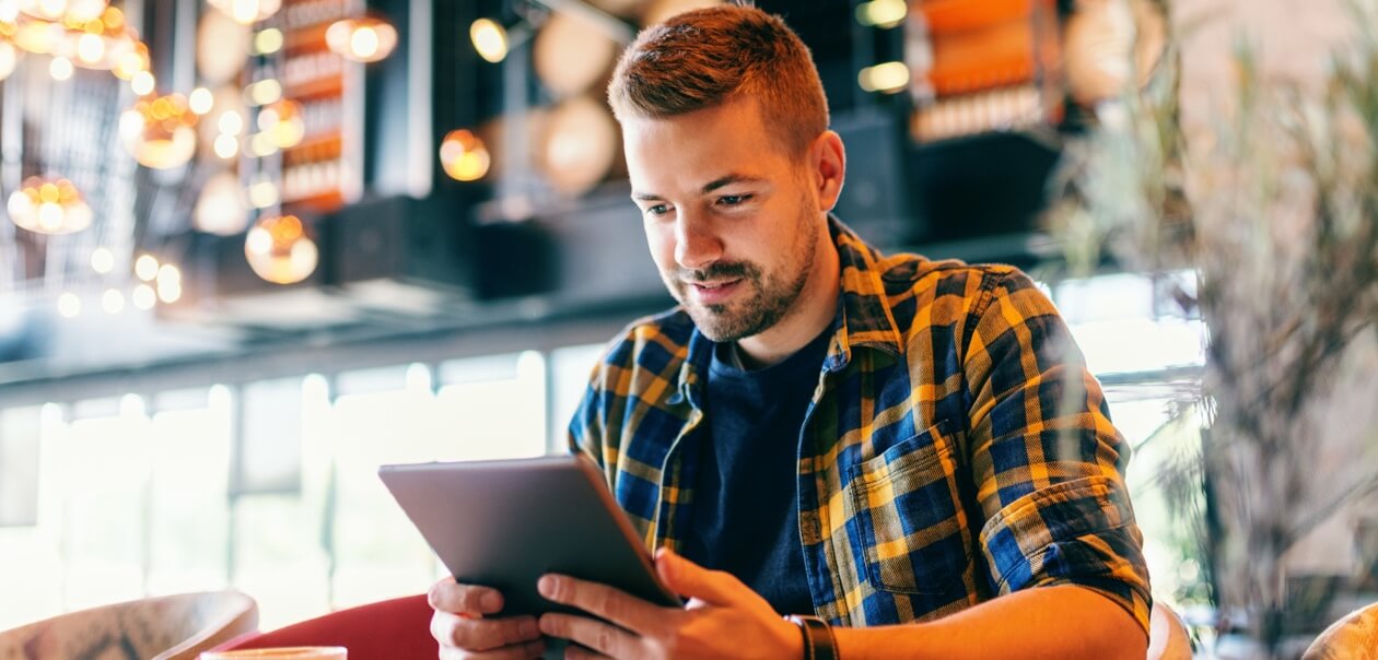 Remote business owner of a growing startup finding the best 5G Business Broadband using the Three Business buyer's guide